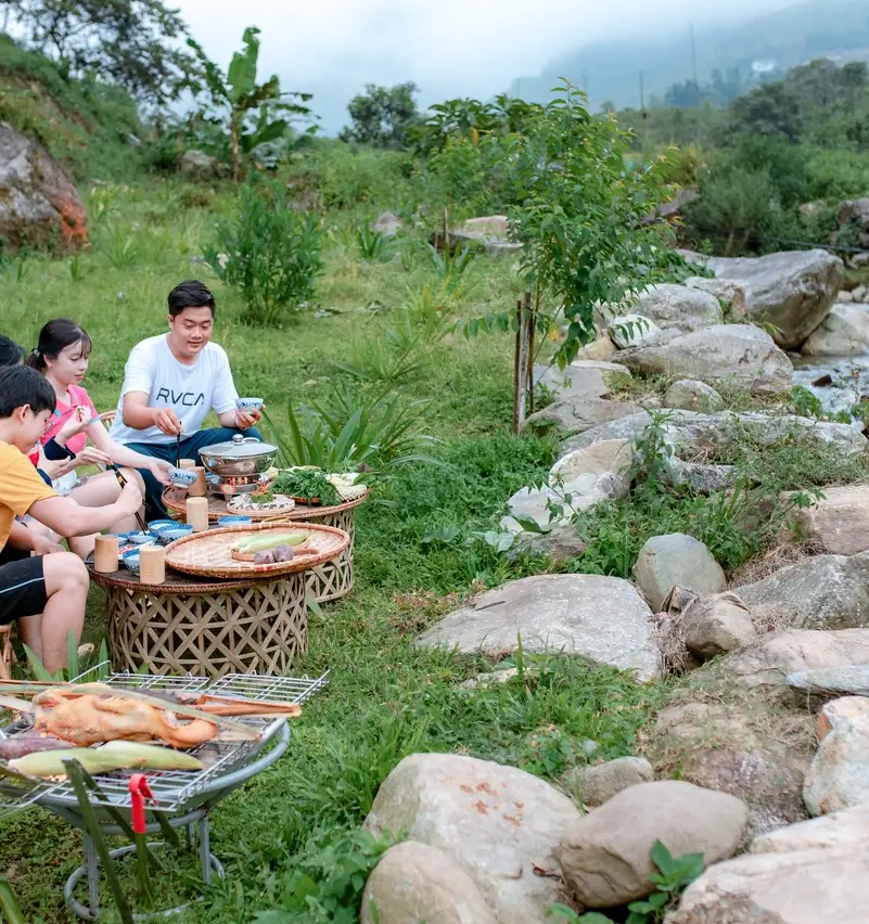 Lội suối bắt cá